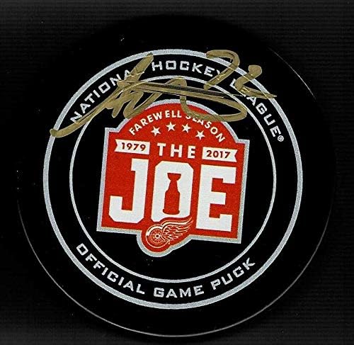 Andreas Athanasiou, Detroit Red Wings Joe Louis Arena'ya Veda Sezonu Diski İmzaladı-İmzalı NHL Diskleri